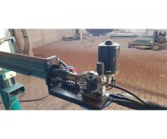 Colum and boom robot welder