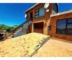 4 Bedroom House for SALE in PEARLY BEACH